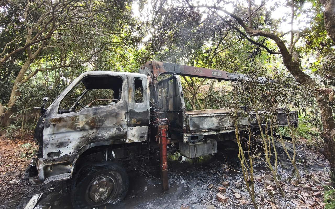 Cháy xe tải gắn cẩu tại Hòa Lạc, 1 người tử vong nghi do vướng dây điện