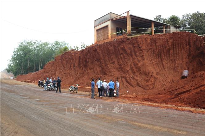 Đồng Nai dừng thi công đoạn đường khiến nhà dân chênh vênh mép vực- Ảnh 1. Đồng Nai dừng thi công đoạn đường khiến nhà dân chênh vênh mép vực- Ảnh 1.