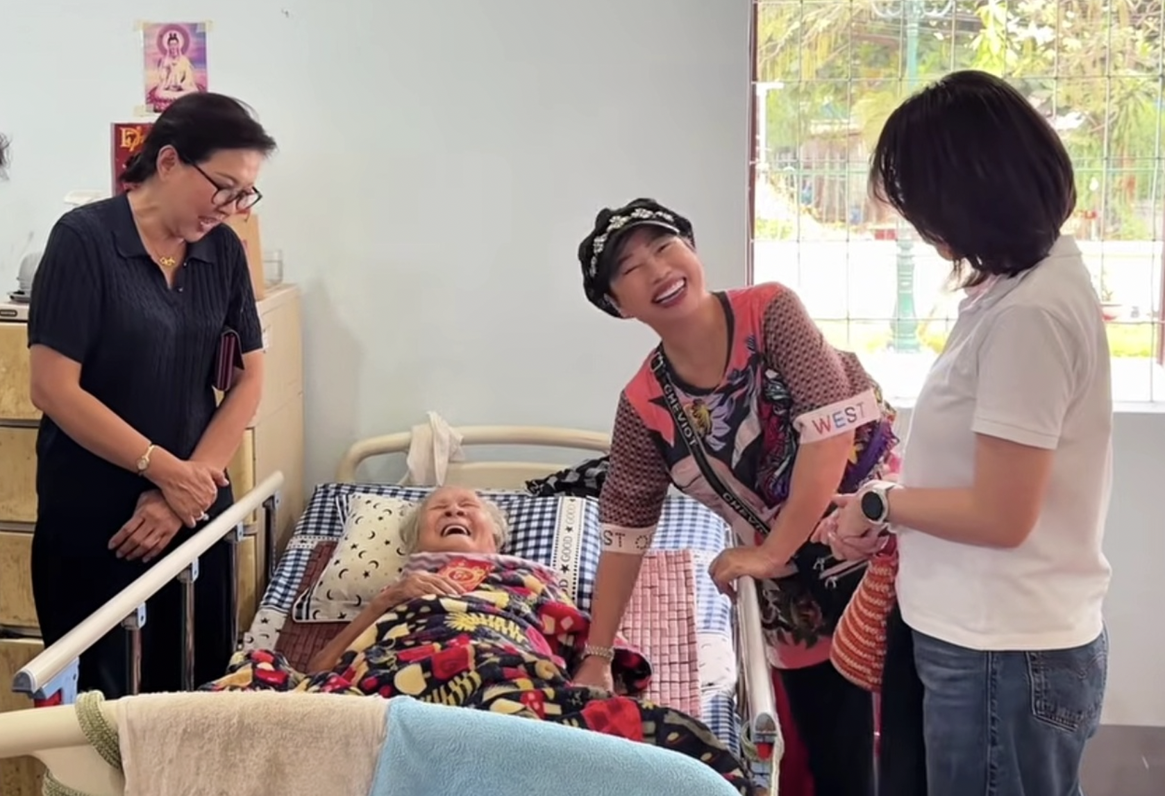 Nữ nghệ sĩ cải lương 98 tuổi nằm liệt giường ở viện dưỡng lão khiến nhiều người xót xa- Ảnh 1.