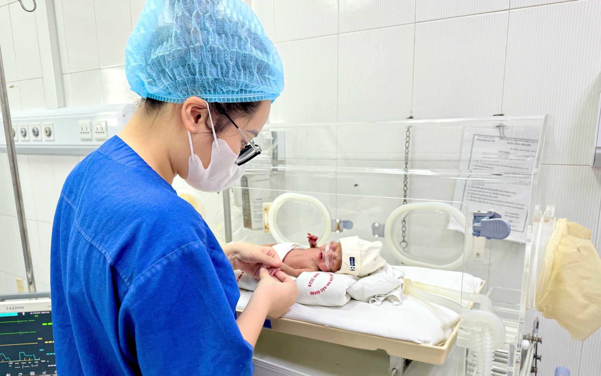 Nuôi dưỡng thành công bé gái sinh non 28 tuần, nặng 900gram tại Bắc Ninh