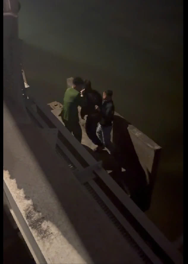 Từ chiếc xe máy vô chủ trên cầu, công an kịp thời ngăn chặn ý định tự tử của nam thanh niên- Ảnh 1.