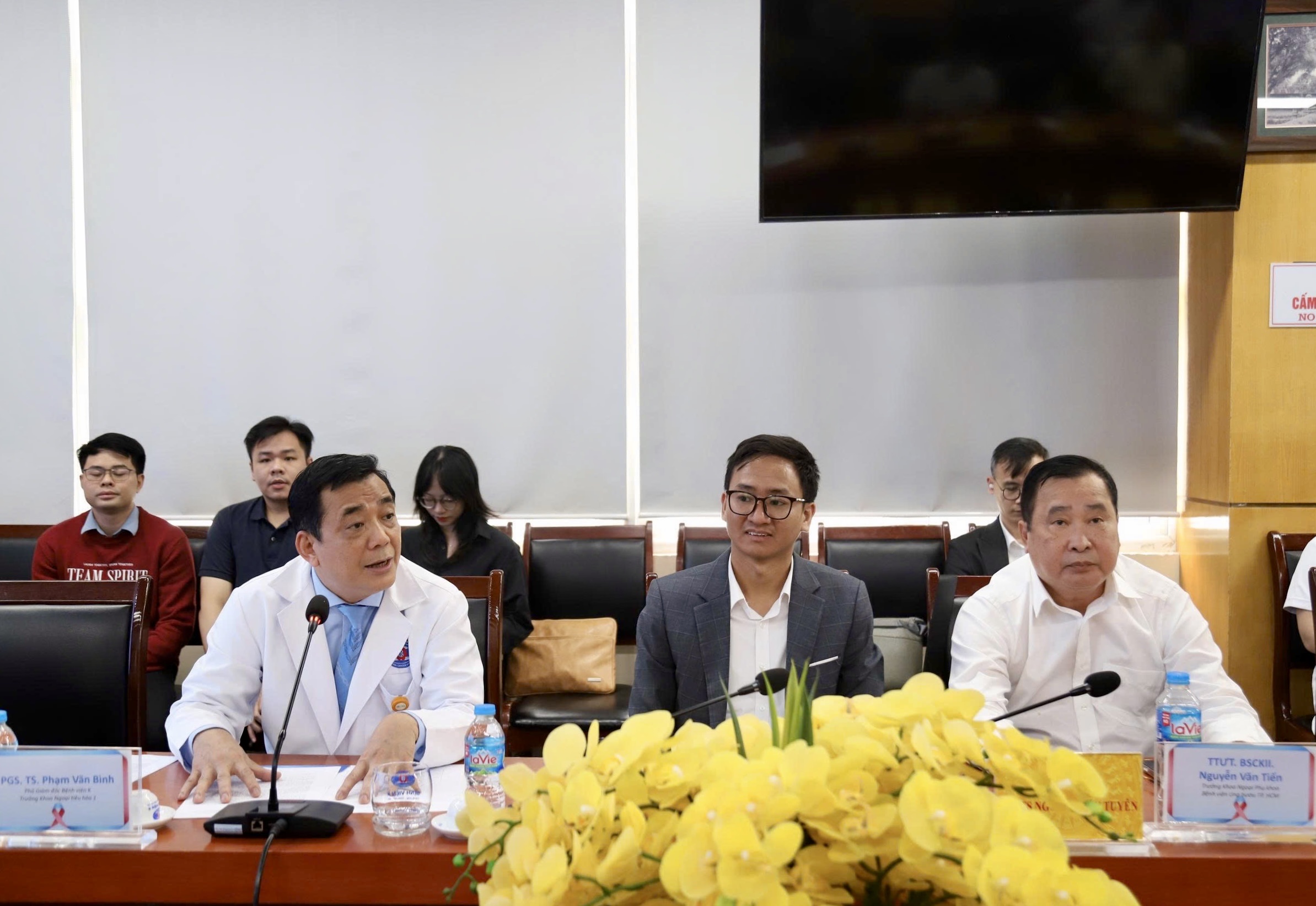 Bác sĩ 'viện K' tiên phong thực hiện thành công gần 300 ca phẫu thuật nội soi bệnh phụ khoa bằng kỹ thuật mới- Ảnh 5.