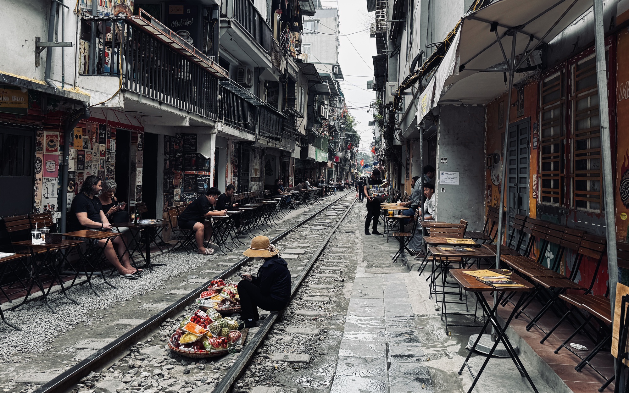 Hai 'phố đường tàu' tại Hà Nội: Nơi rào chắn, chỗ lại 'mở tự do'- Ảnh 1. Hai 'phố đường tàu' tại Hà Nội: Nơi rào chắn, chỗ lại 'mở tự do'- Ảnh 1.
