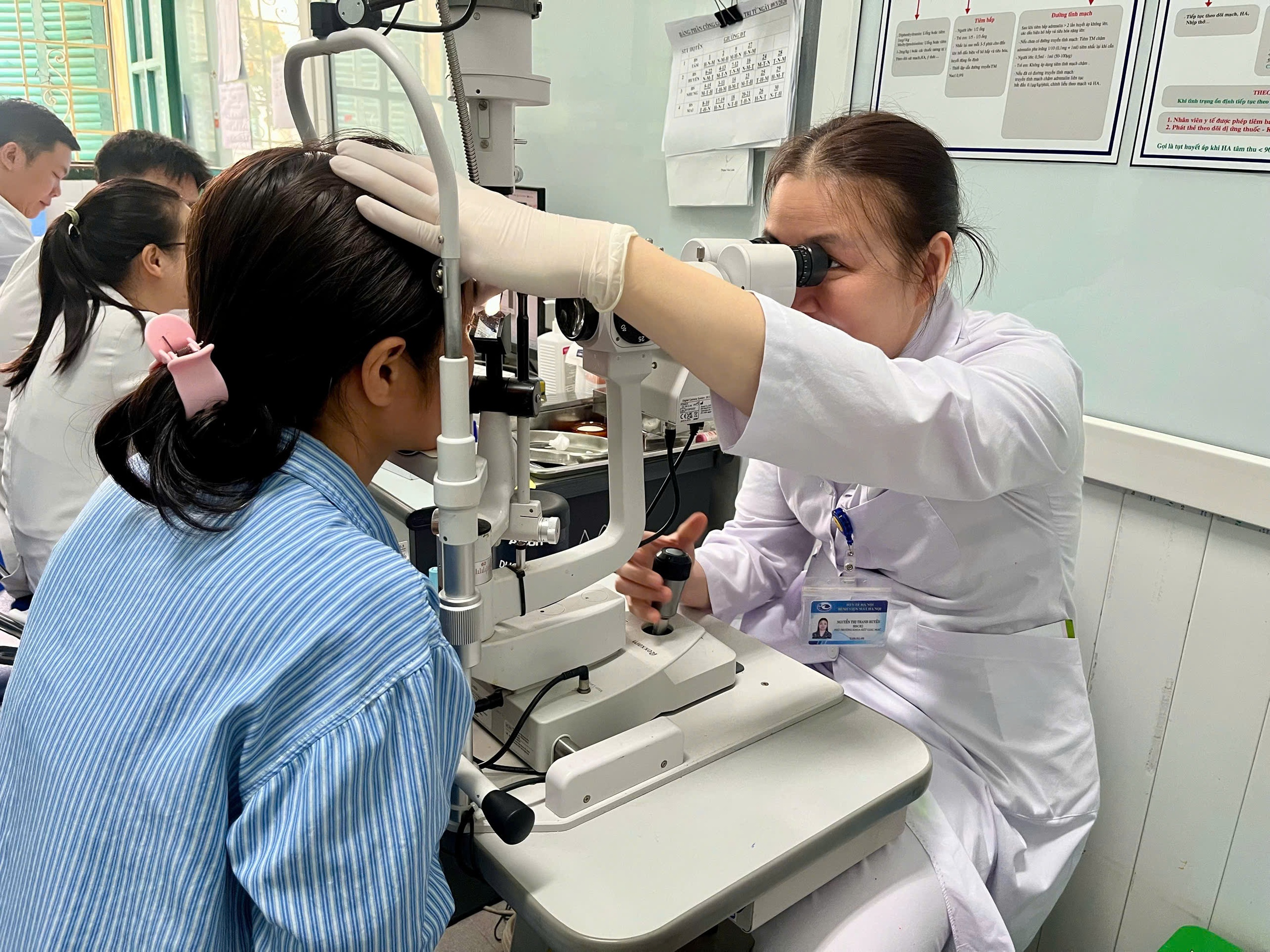 Chuyện nghề của nữ bác sĩ lặng lẽ 'giữ ánh sáng' cho người bệnh- Ảnh 3.