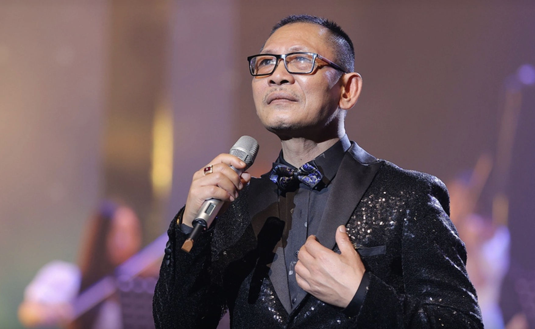 NSND Đức Long độc thân ở tuổi U70: 'Không nhà lầu xe hơi, tôi dùng thẻ xe bus dành cho người già'- Ảnh 1.