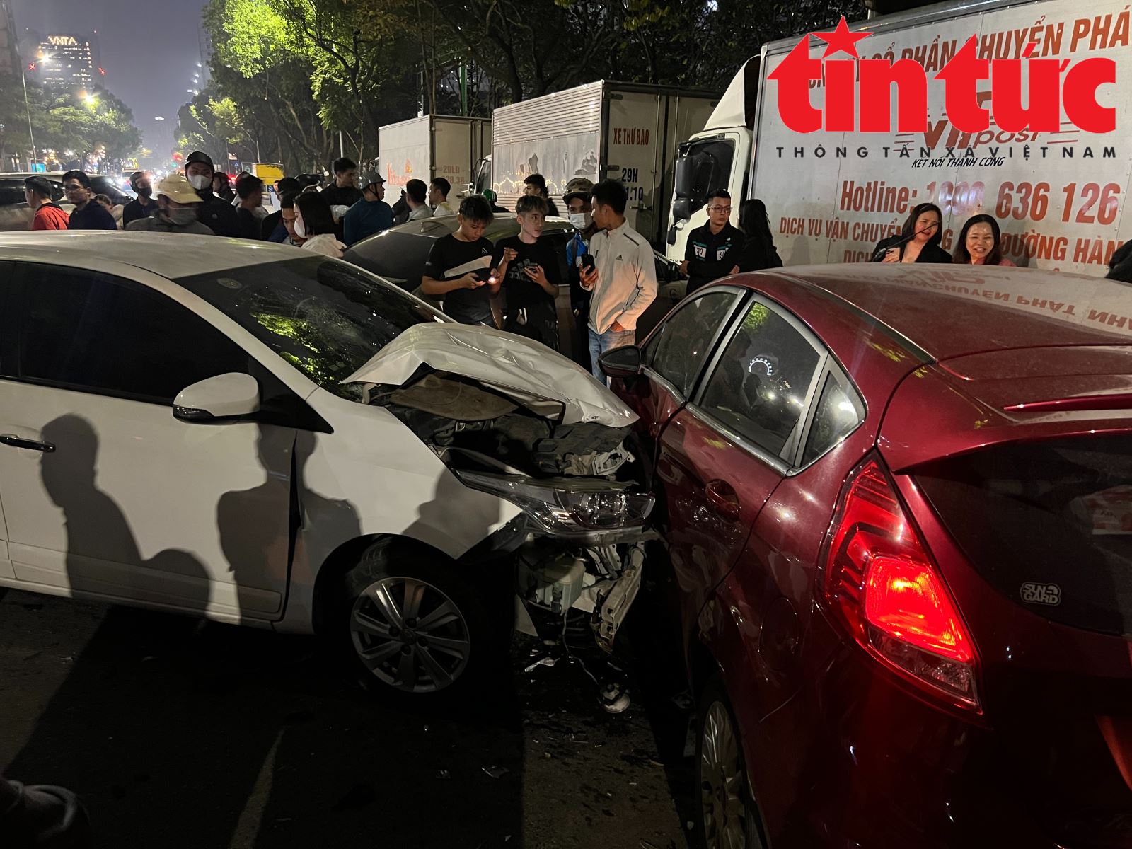 Tai nạn liên hoàn trên phố Nguyễn Chánh, có người bị thương nặng- Ảnh 1.