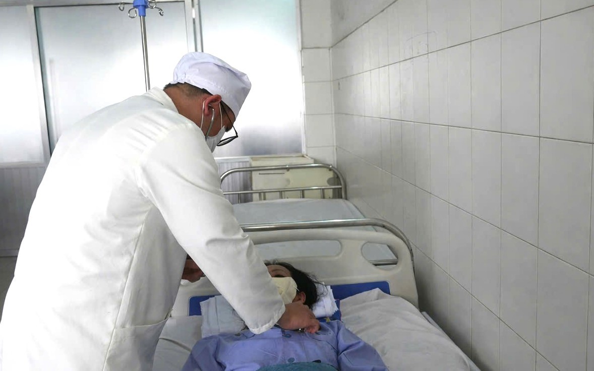 Chủ quan vì triệu chứng giống cúm, người phụ nữ nguy kịch do nhiễm não mô cầu- Ảnh 3.