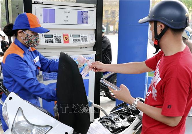 Bộ Công Thương kích hoạt kịch bản cung ứng xăng dầu trước xung đột Trung Đông- Ảnh 1.