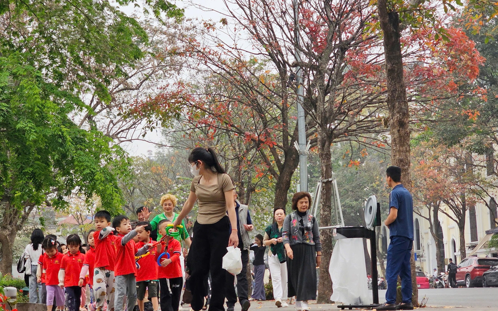 Miền bắc duy trì sương mù, trưa chiều nắng mạnh trước khi đón không khí lạnh