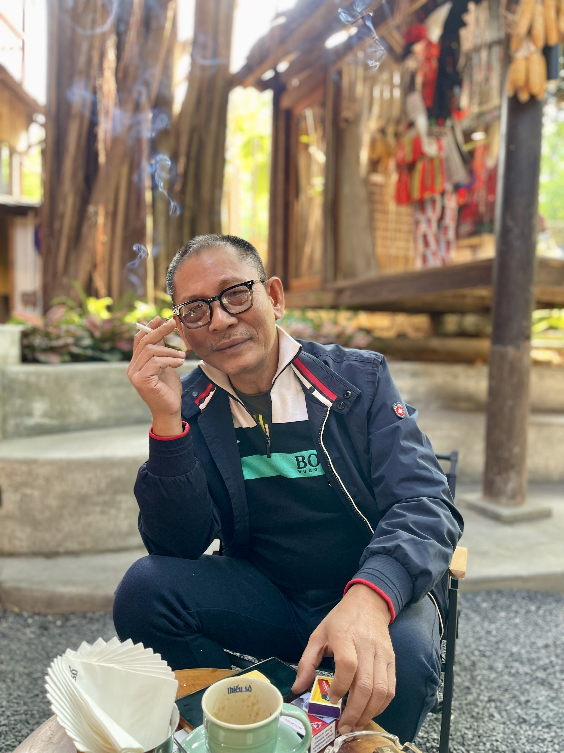 NSND Đức Long độc thân ở tuổi U70: 'Không nhà lầu xe hơi, tôi dùng thẻ xe bus dành cho người già'- Ảnh 2.