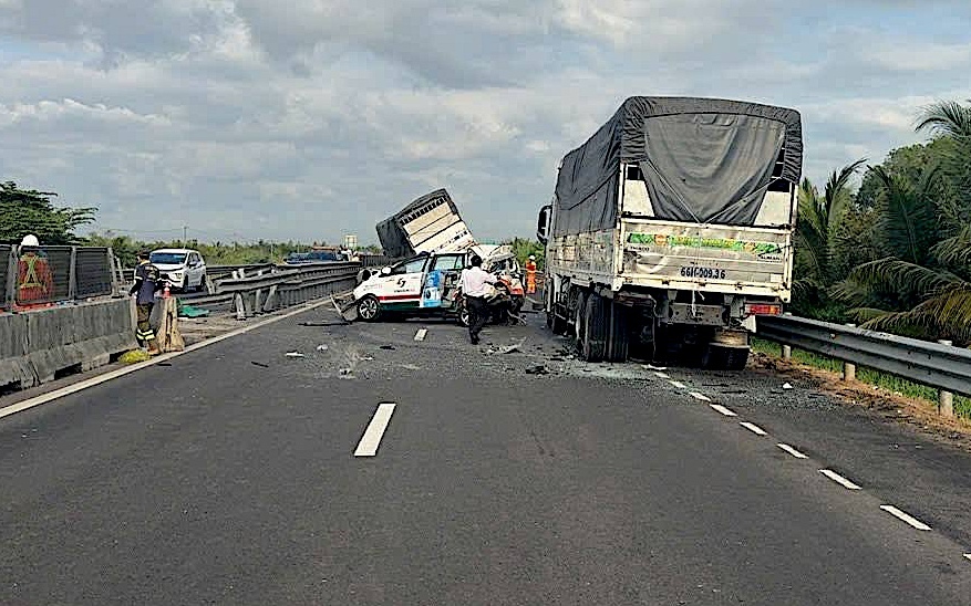 Dừng xe trên cao tốc Trung Lương - Mỹ Thuận: CSGT cảnh báo nguy cơ tai nạn nghiêm trọng