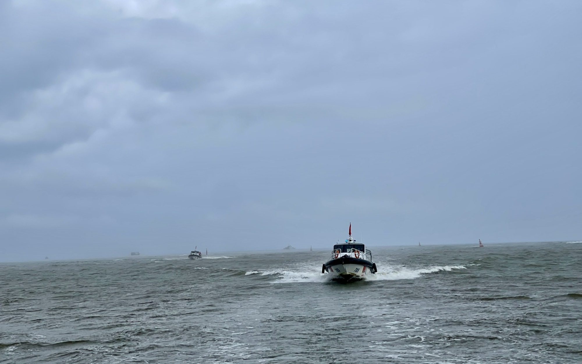 Tìm kiếm tàu cá mất liên lạc trên biển