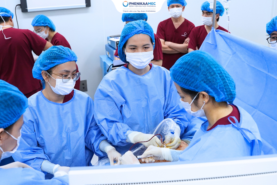 Bất đồng nhóm máu hiếm Rh-, mẹ mang gen tăng đông và u xơ tử cung: 3 lần truyền máu trong bụng mẹ cứu sống thai nhi tại PhenikaaMec- Ảnh 2.