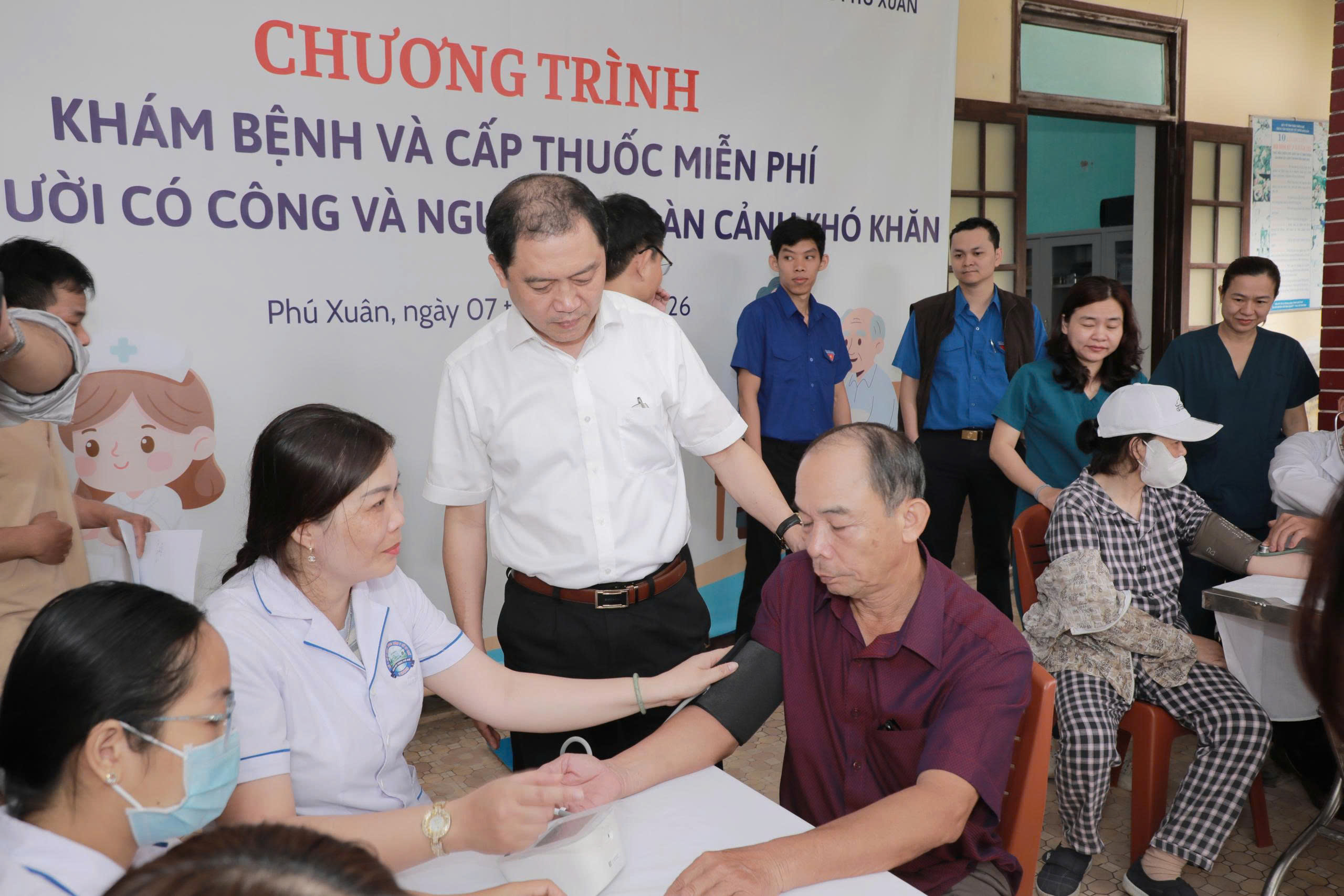 Tuổi trẻ ngành y tế Huế khám bệnh, cấp phát thuốc miễn phí cho người dân- Ảnh 6.