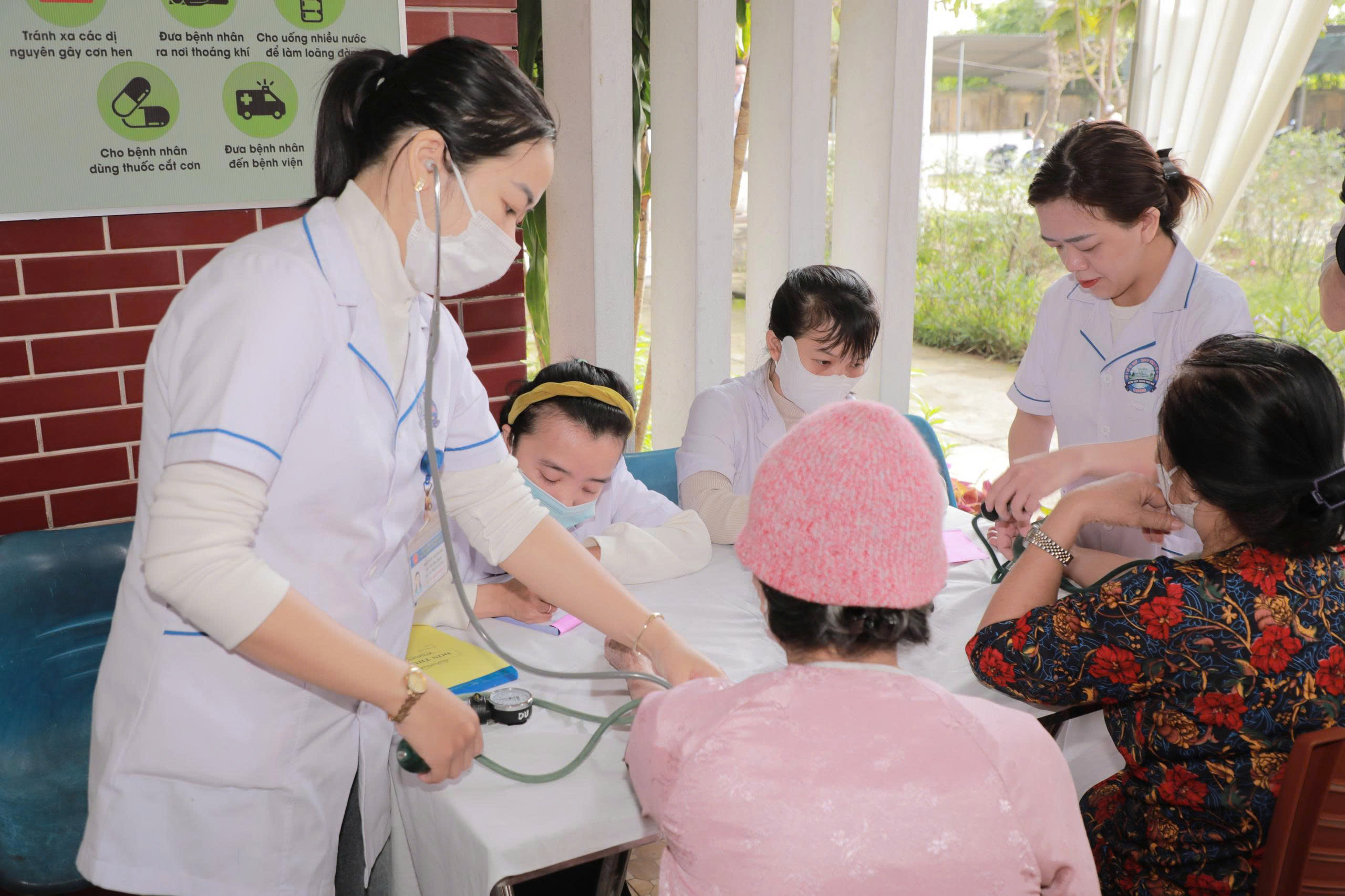 Tuổi trẻ ngành y tế Huế khám bệnh, cấp phát thuốc miễn phí cho người dân- Ảnh 3.