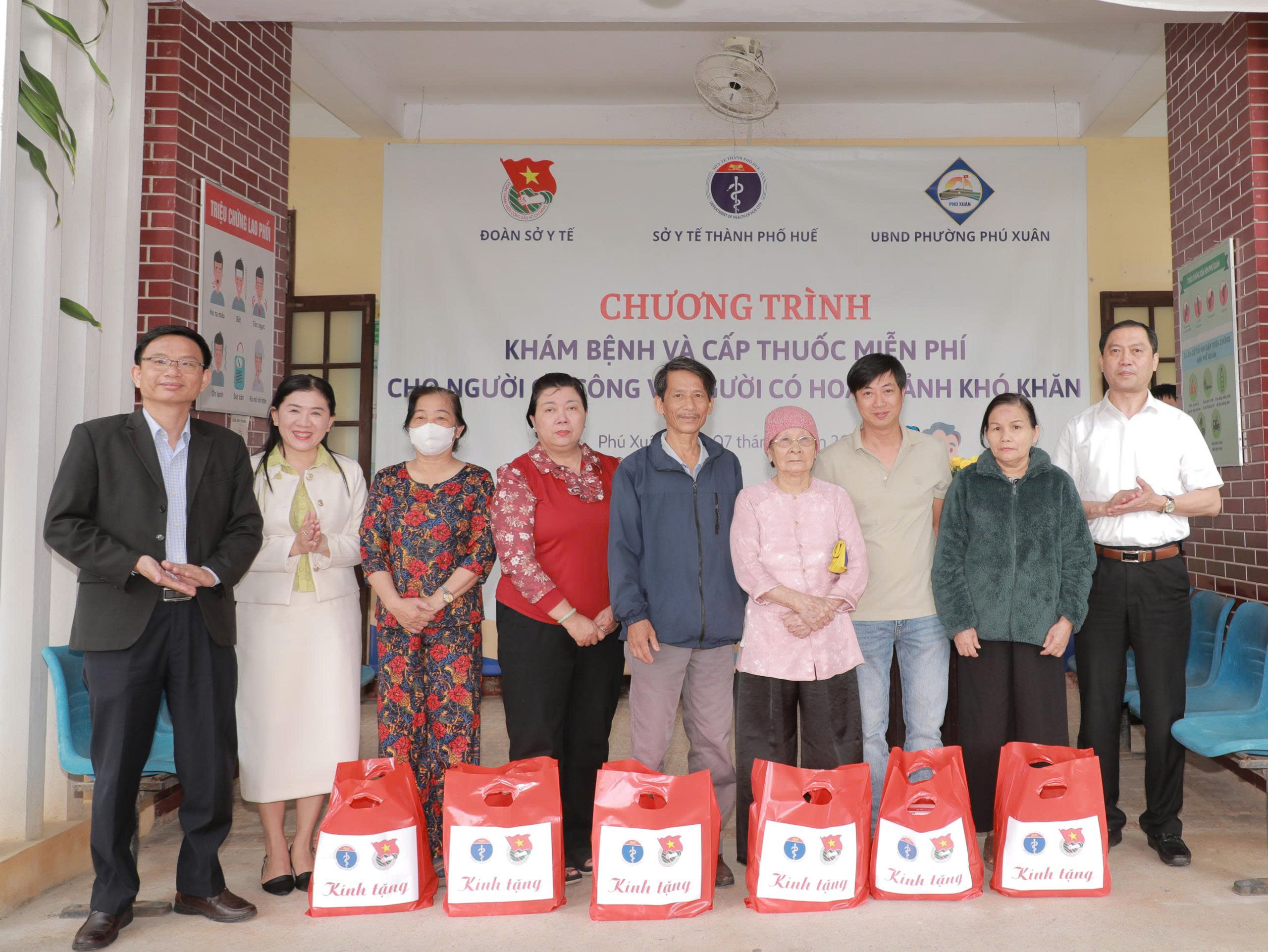 Tuổi trẻ ngành y tế Huế khám bệnh, cấp phát thuốc miễn phí cho người dân- Ảnh 1.
