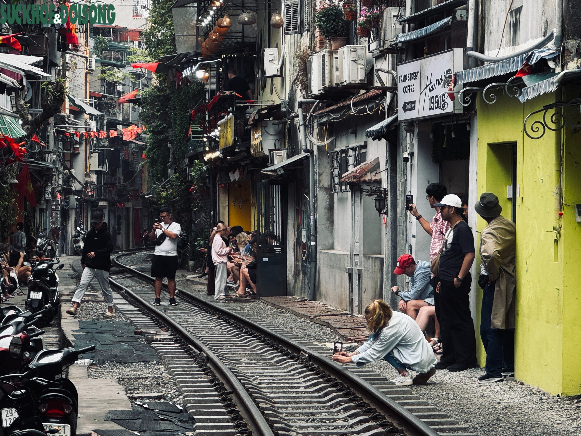 Hai 'phố đường tàu' tại Hà Nội: Nơi rào chắn, chỗ lại 'mở tự do'- Ảnh 4. Hai 'phố đường tàu' tại Hà Nội: Nơi rào chắn, chỗ lại 'mở tự do'- Ảnh 4.