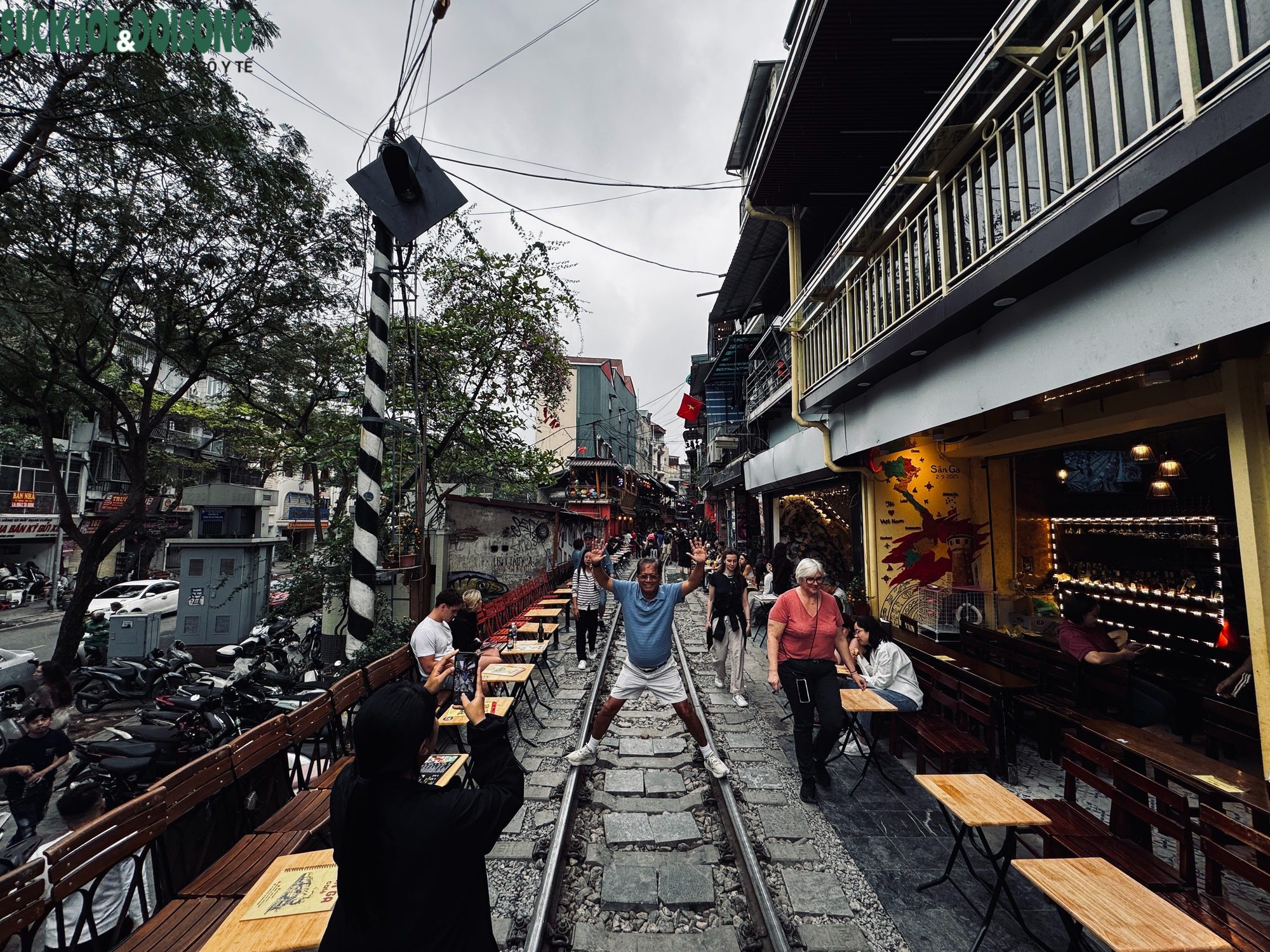 Hai 'phố đường tàu' tại Hà Nội: Nơi rào chắn, chỗ lại 'mở tự do'- Ảnh 5. Hai 'phố đường tàu' tại Hà Nội: Nơi rào chắn, chỗ lại 'mở tự do'- Ảnh 5.