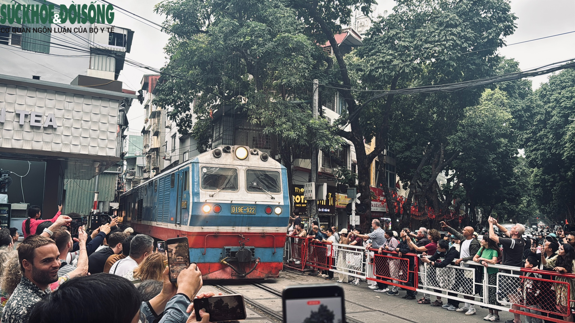 Hai 'phố đường tàu' tại Hà Nội: Nơi rào chắn, chỗ lại 'mở tự do'- Ảnh 8. Hai 'phố đường tàu' tại Hà Nội: Nơi rào chắn, chỗ lại 'mở tự do'- Ảnh 8.