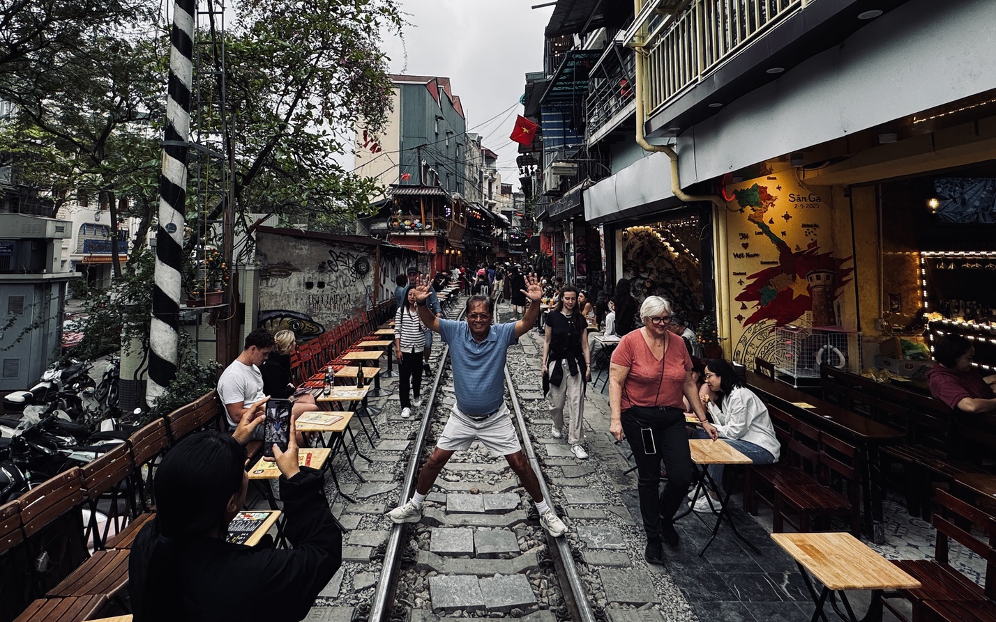 Hà Nội: Ô tô bị tàu hỏa tông văng xuống mương, tài xế may mắn thoát nạn- Ảnh 1.