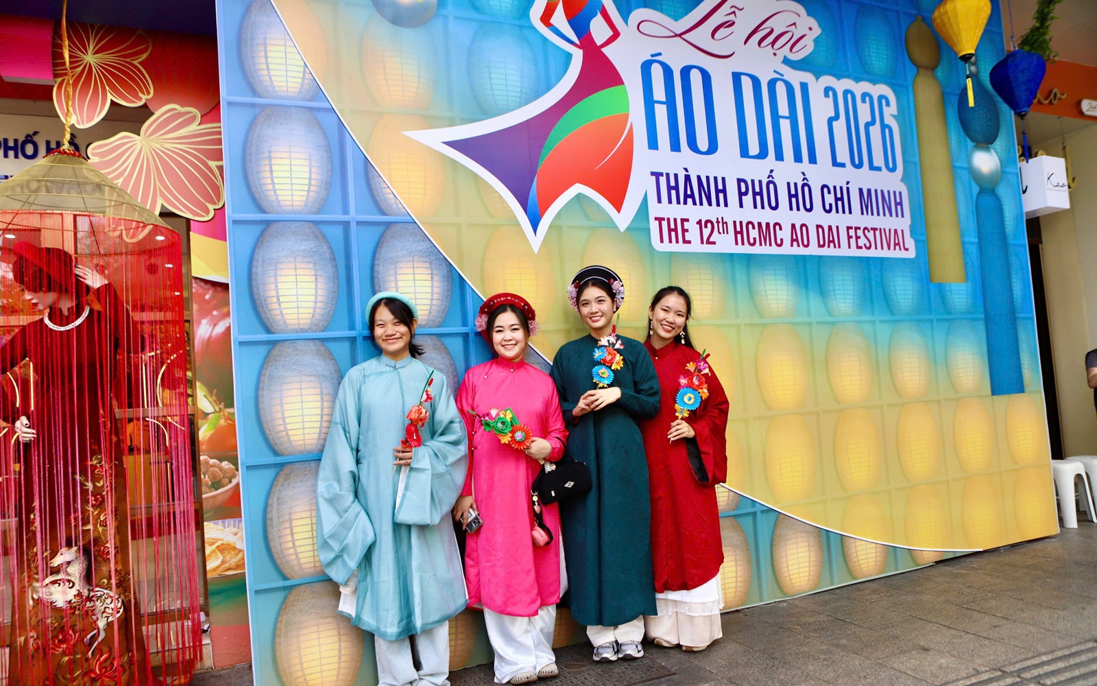 Du khách thích thú khi được mặc áo dài miễn phí tại TPHCM