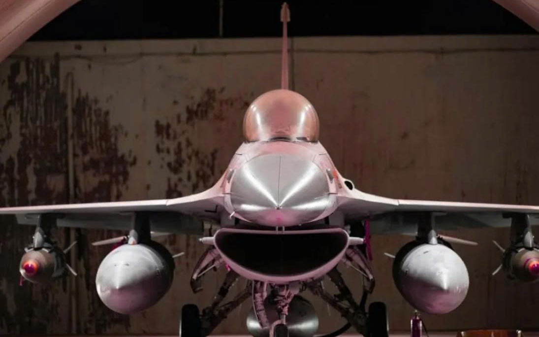 Tiêm kích F-16 Israel mang 4 tên lửa Rampage tấn công tầm xa, tránh bị Iran bắn hạ- Ảnh 2. Tiêm kích F-16 Israel mang 4 tên lửa Rampage tấn công tầm xa, tránh bị Iran bắn hạ- Ảnh 2.