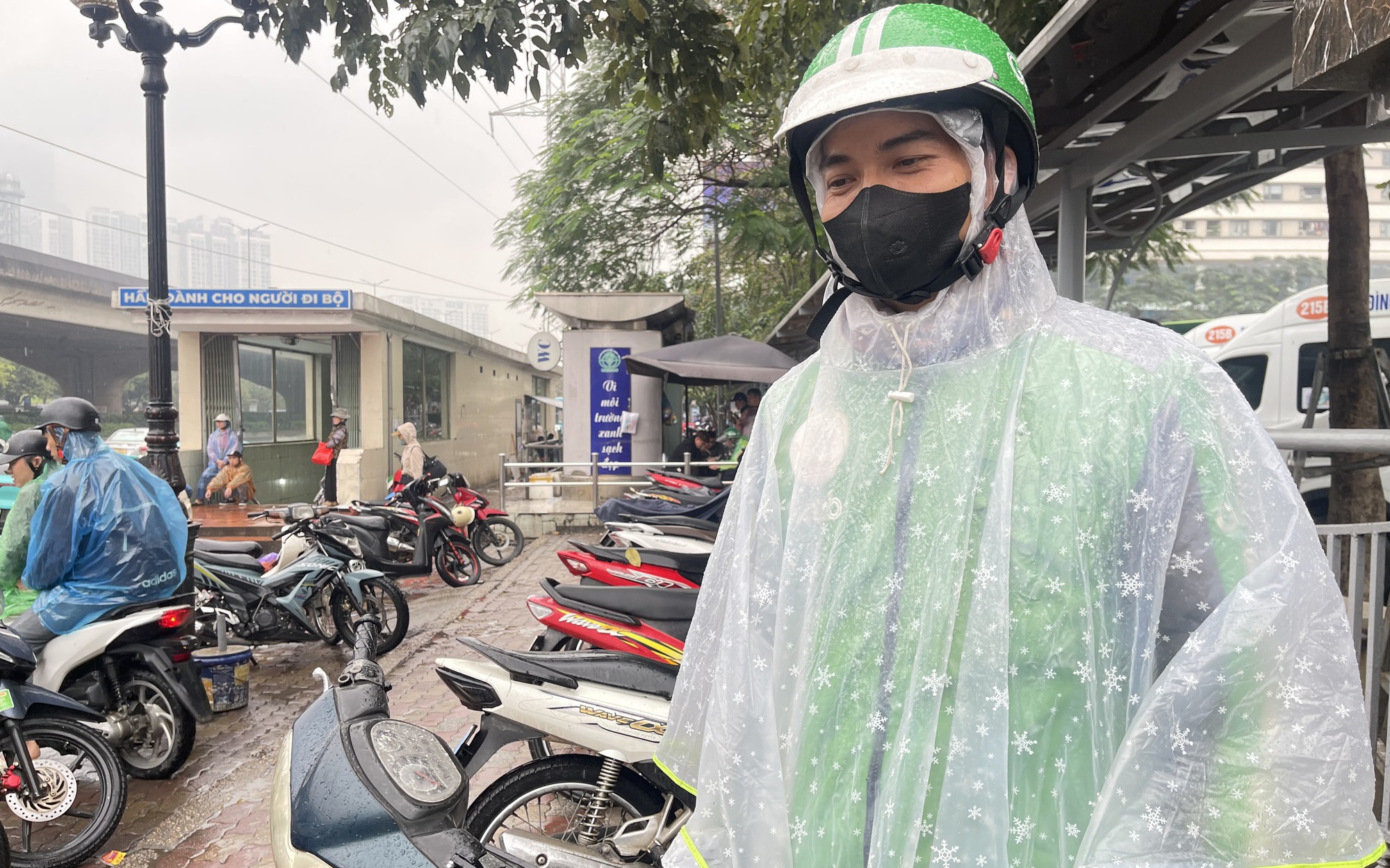 Giá xăng tăng, tài xế xe dịch vụ thêm nỗi lo mưu sinh