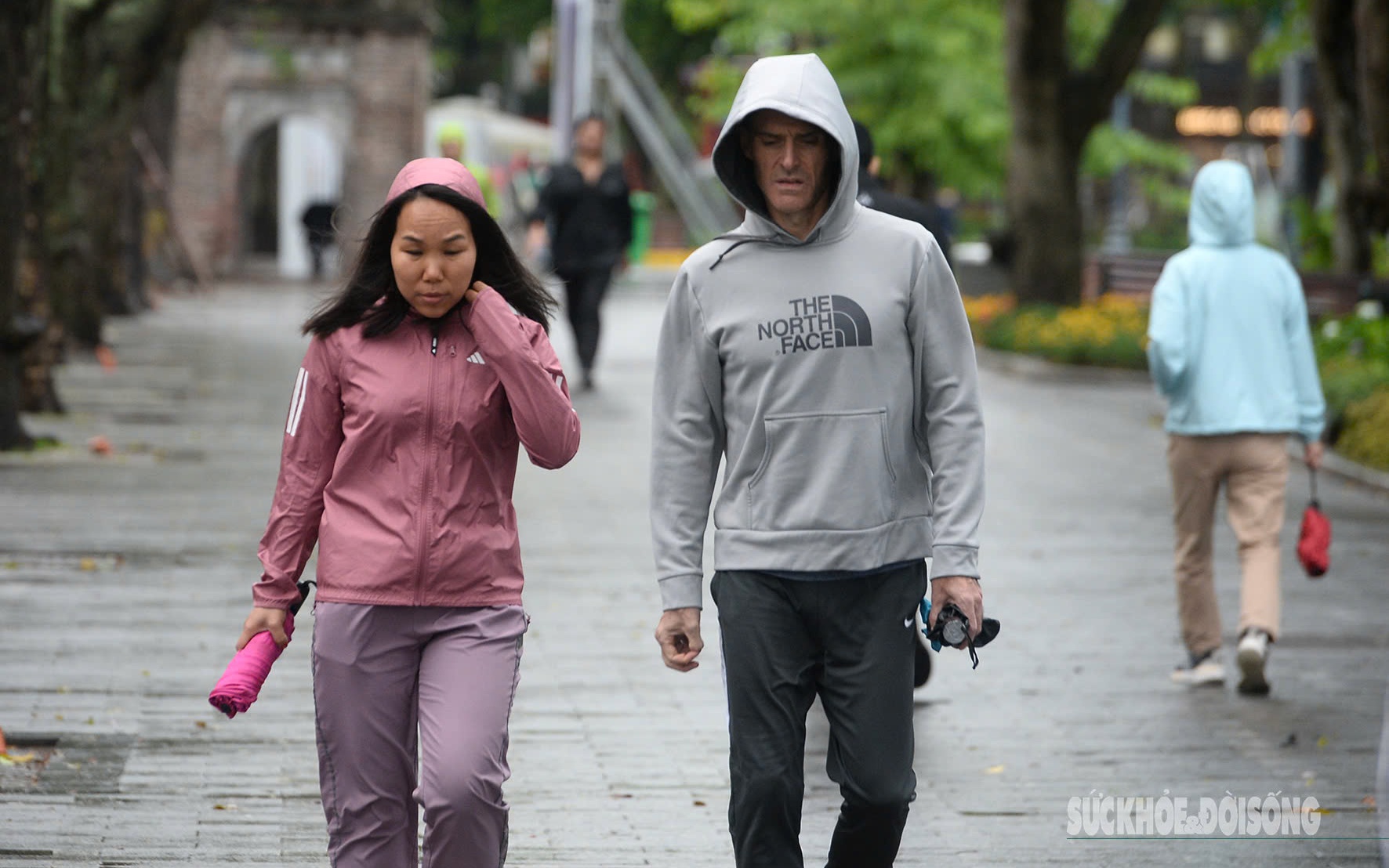 Không khí lạnh khiến nhiệt độ miền Bắc giảm sâu chiều tối và đêm nay