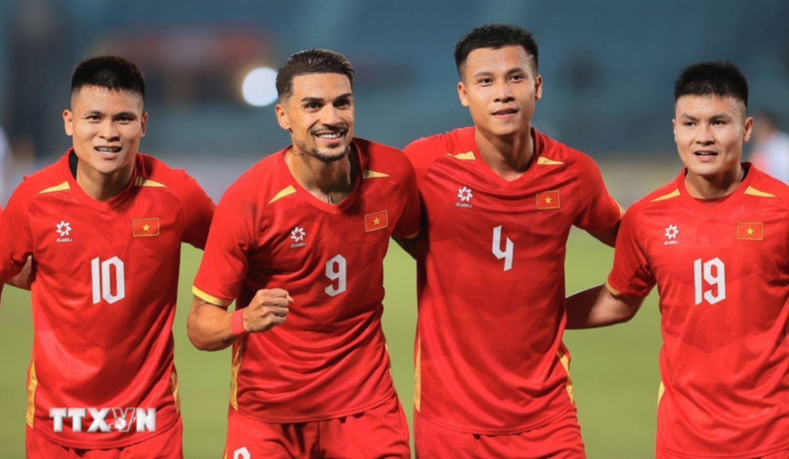 Tuyển Việt Nam tăng 5 bậc, trở lại top 100 thế giới- Ảnh 1.