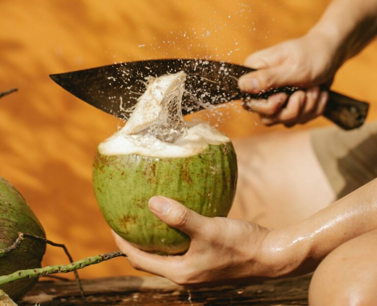 Thời điểm 'vàng' uống nước dừa làm đẹp da- Ảnh 1.