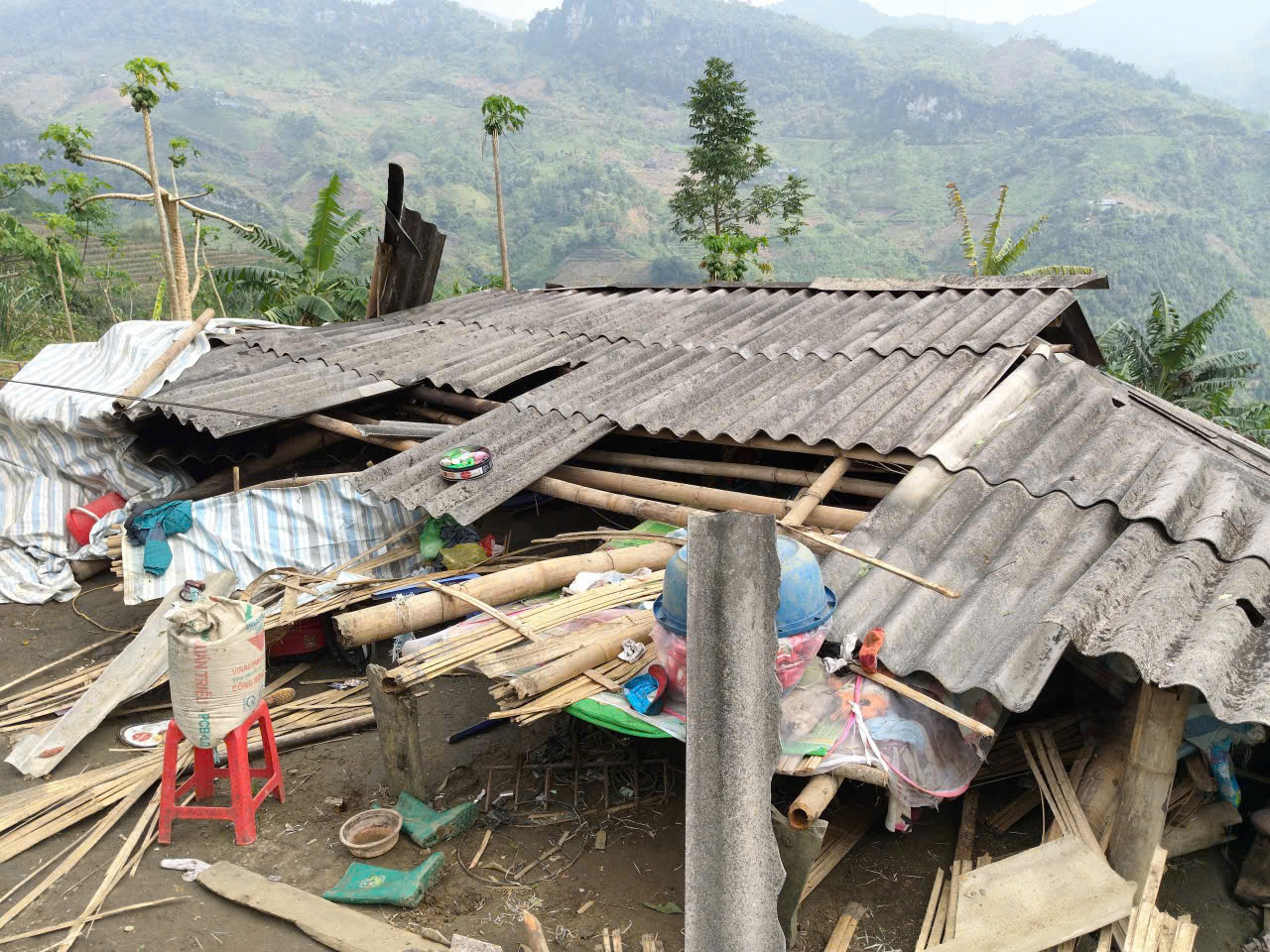 Bé gái 9 tuổi ở Thái Nguyên bị vùi lấp dưới mái nhà đổ, rất cần sự chung tay cứu giúp của cộng đồng- Ảnh 2.