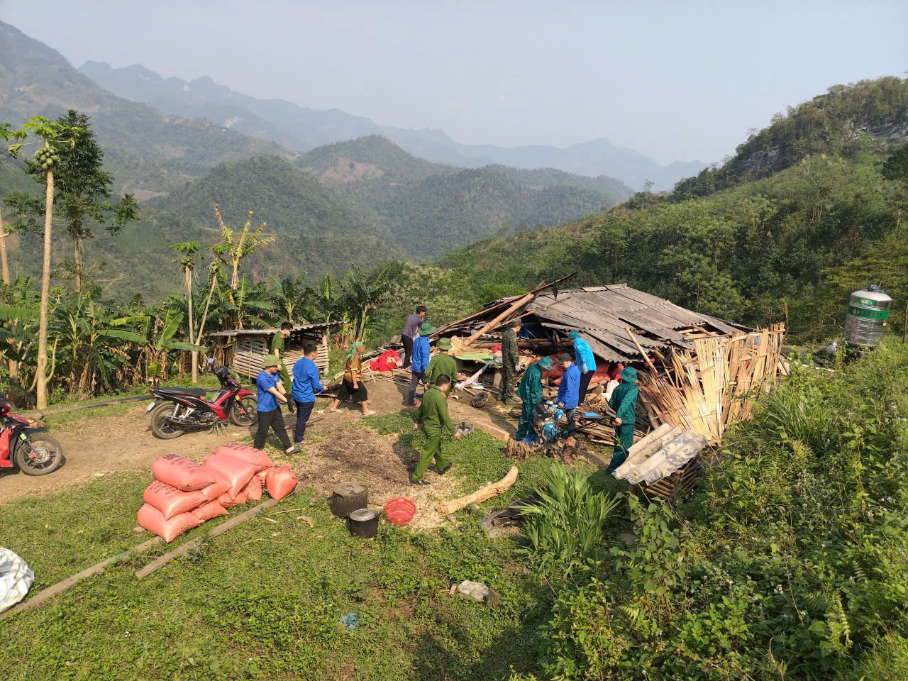 Bé gái 9 tuổi ở Thái Nguyên bị vùi lấp dưới mái nhà đổ, rất cần sự chung tay cứu giúp của cộng đồng- Ảnh 4.