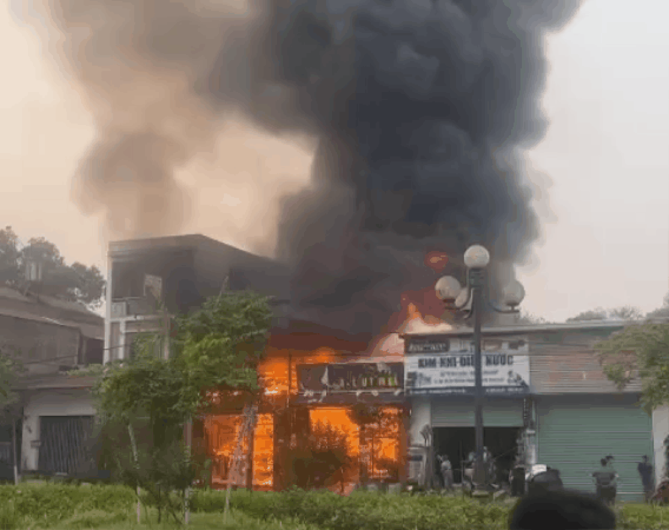 Quán lẩu trên đường Nguyễn Tất Thành bốc cháy ngùn ngụt- Ảnh 1. Quán lẩu trên đường Nguyễn Tất Thành bốc cháy ngùn ngụt- Ảnh 1.