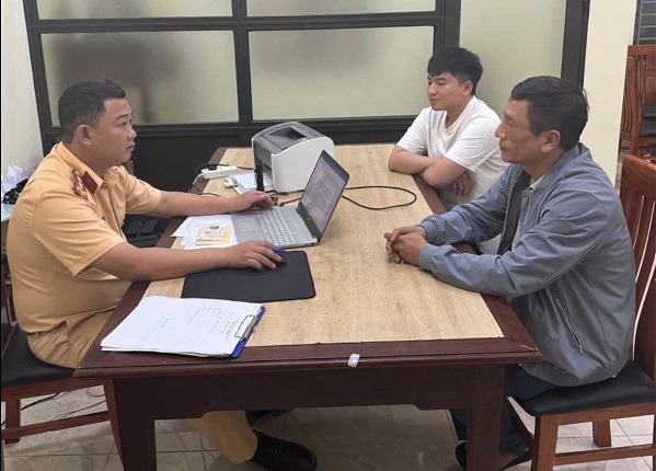 Xử phạt tài xế không bằng lái vẫn điều khiển xe cứu thương- Ảnh 2.