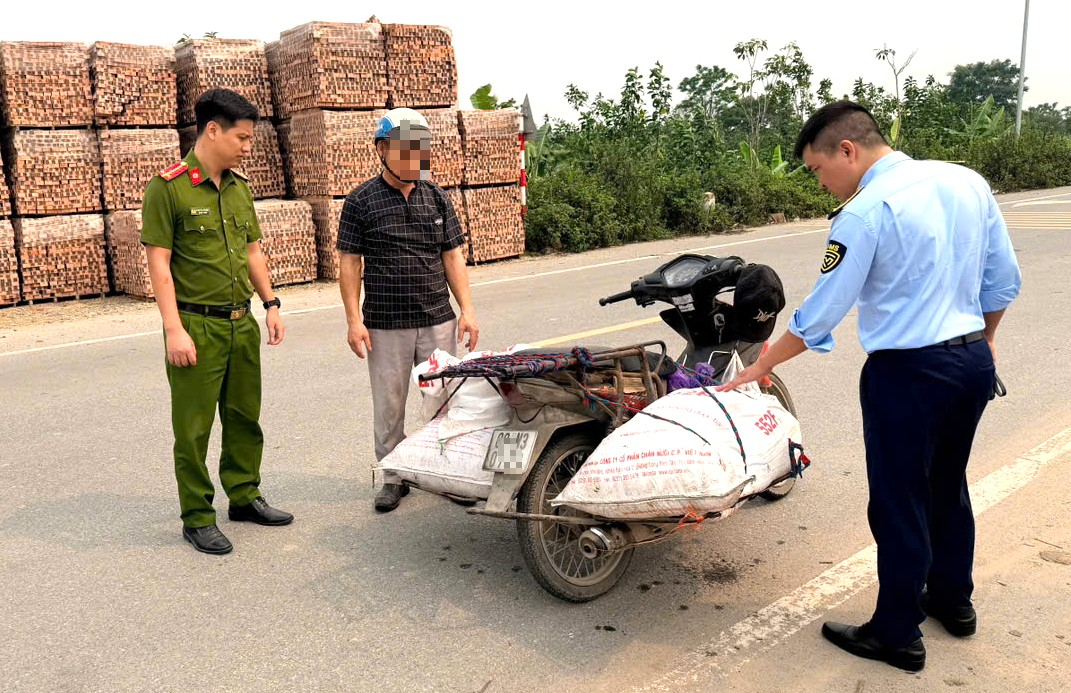 Chở hơn 2 tạ lòng lợn có dấu hiệu phân hủy đi bán, bất ngờ bị Tổ công tác phát hiện- Ảnh 1.