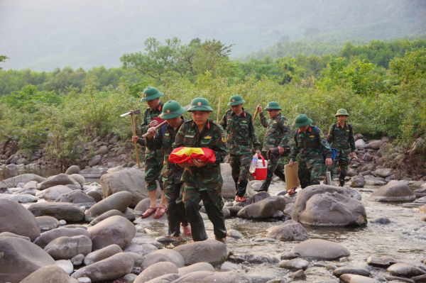 Phát hiện 3 hài cốt liệt sỹ cùng nhiều di vật tại địa bàn xã biên giới Quảng Trị- Ảnh 2. Phát hiện 3 hài cốt liệt sỹ cùng nhiều di vật tại địa bàn xã biên giới Quảng Trị- Ảnh 2.