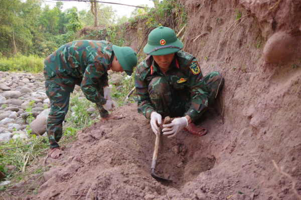 Phát hiện 3 hài cốt liệt sỹ cùng nhiều di vật tại địa bàn xã biên giới Quảng Trị- Ảnh 1. Phát hiện 3 hài cốt liệt sỹ cùng nhiều di vật tại địa bàn xã biên giới Quảng Trị- Ảnh 1.