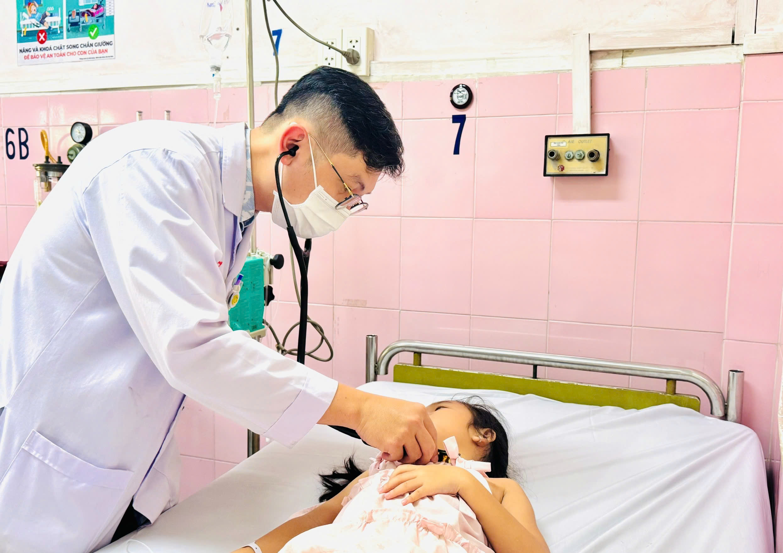 Ngộ độc thực phẩm phức tạp, mở cao điểm siết chặt bếp ăn tập thể, thức ăn đường phố- Ảnh 1.