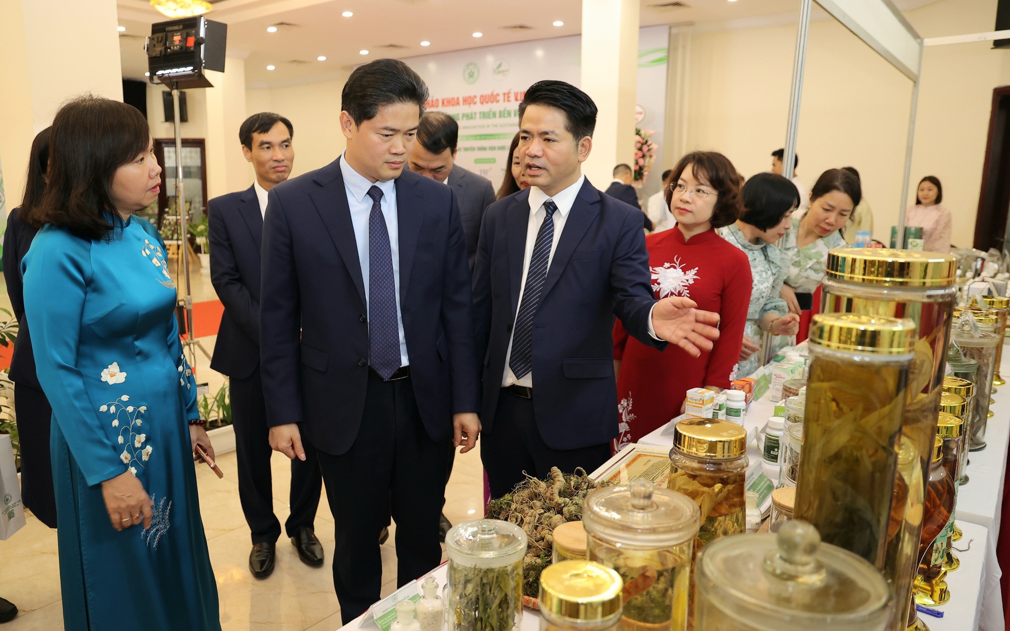 Thứ trưởng Thường trực Vũ Mạnh Hà nêu 5 định hướng nâng tầm dược liệu Việt giai đoạn mới