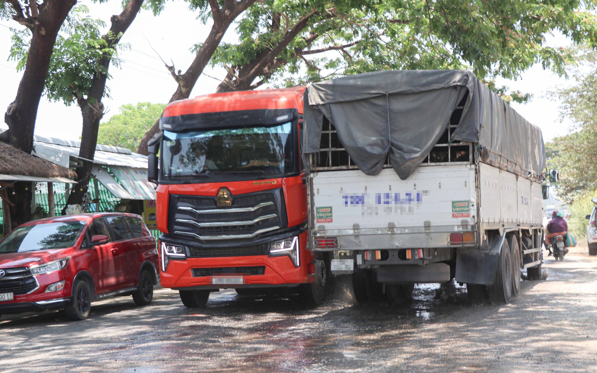 Quốc lộ 49 những ngày đầu thực hiện phương án phân luồng xe tải nặng- Ảnh 6. Người dân bất an khi lưu thông trên Quốc lộ 27 chật hẹp, xuống cấp, nhiều xe tải