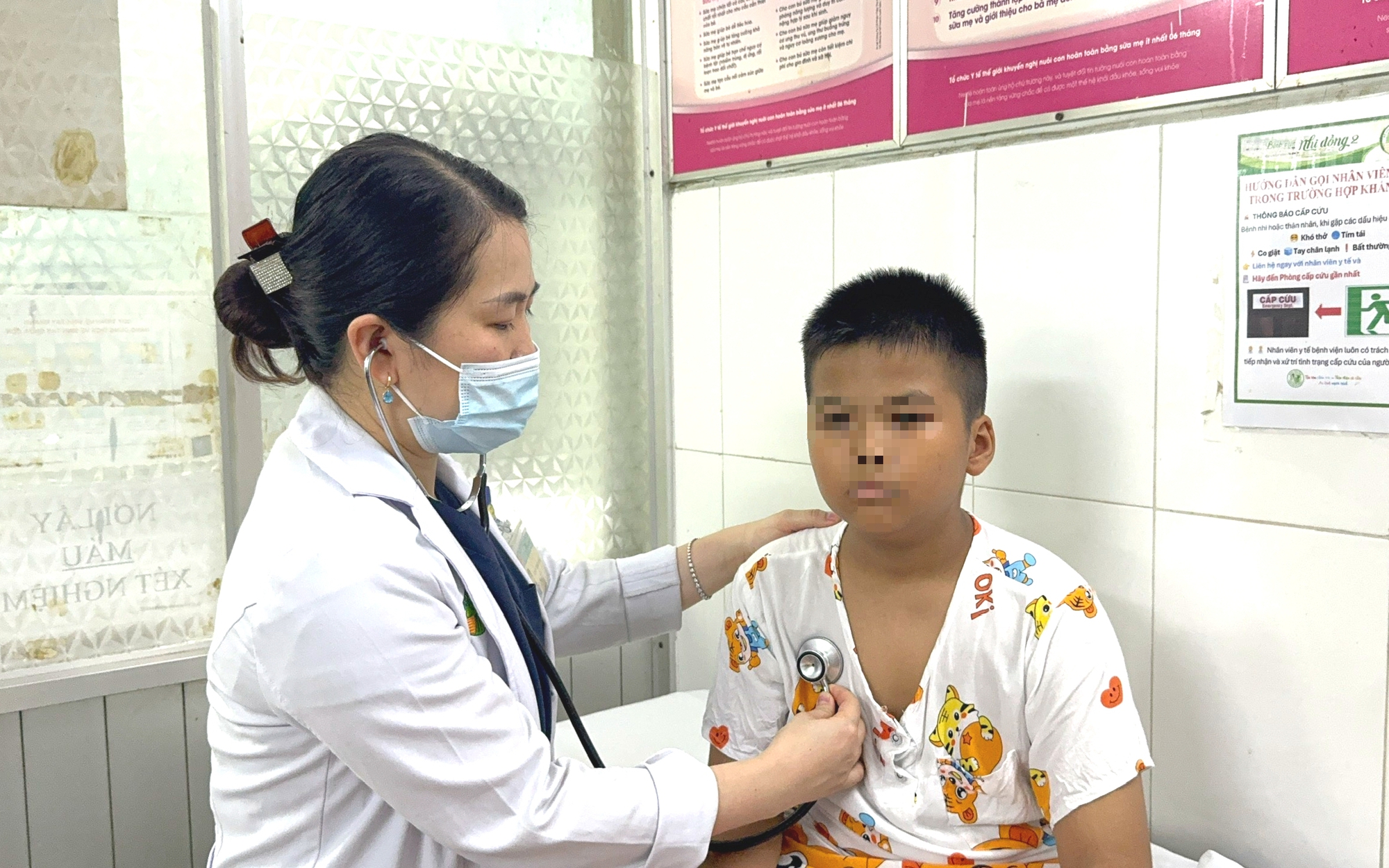 TPHCM: Tìm ra nguyên nhân gây ngộ độc cho 202 học sinh Trường Bình Quới Tây- Ảnh 2. Gần 200 học sinh Trường Bình Quới Tây nghi bị ngộ độc