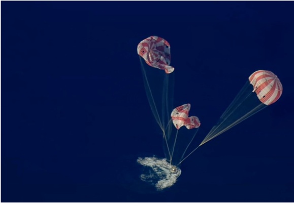 Cú hạ cánh nghẹt thở, phi hành đoàn Artemis II hoàn thành sứ mệnh khám phá Mặt Trăng- Ảnh 1.