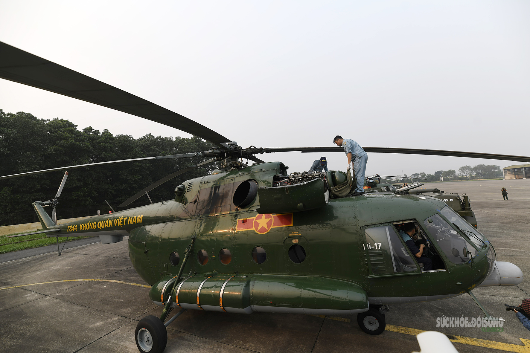 Khi trực thăng 'vẽ lửa' trên bầu trời đêm- Ảnh 1. Khi trực thăng 'vẽ lửa' trên bầu trời đêm- Ảnh 1.