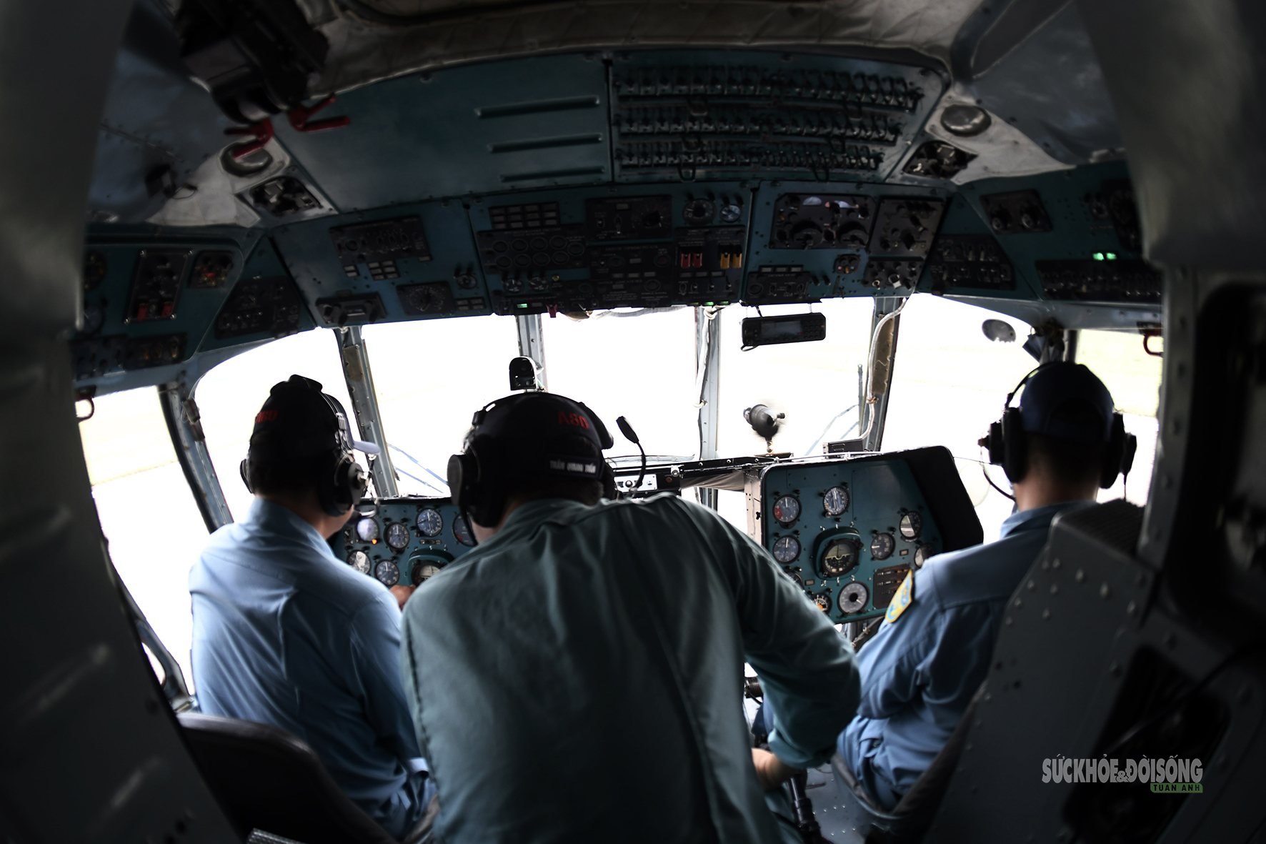 Khi trực thăng 'vẽ lửa' trên bầu trời đêm- Ảnh 4. Khi trực thăng 'vẽ lửa' trên bầu trời đêm- Ảnh 4.