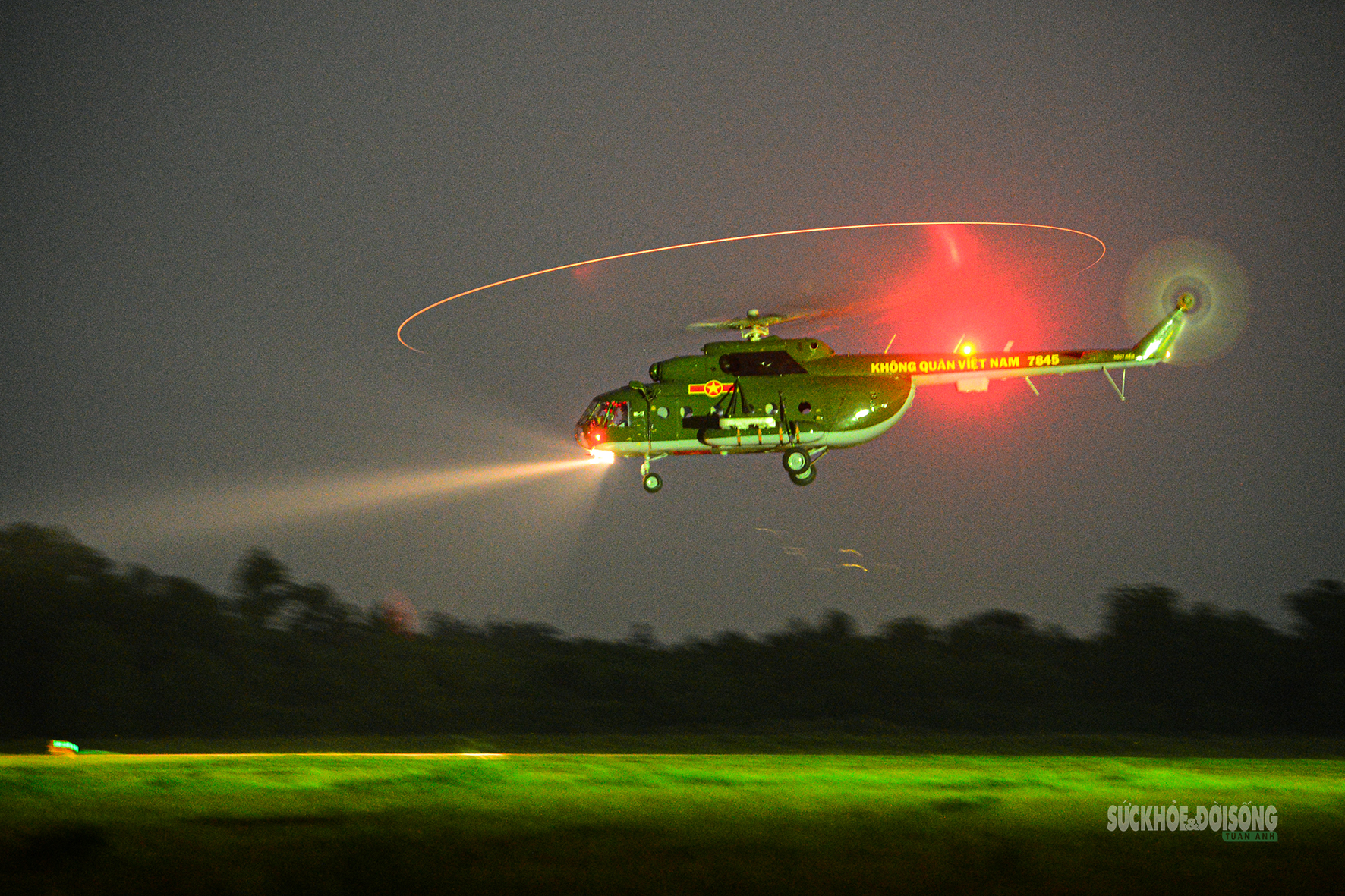 Khi trực thăng 'vẽ lửa' trên bầu trời đêm- Ảnh 7. Khi trực thăng 'vẽ lửa' trên bầu trời đêm- Ảnh 7.