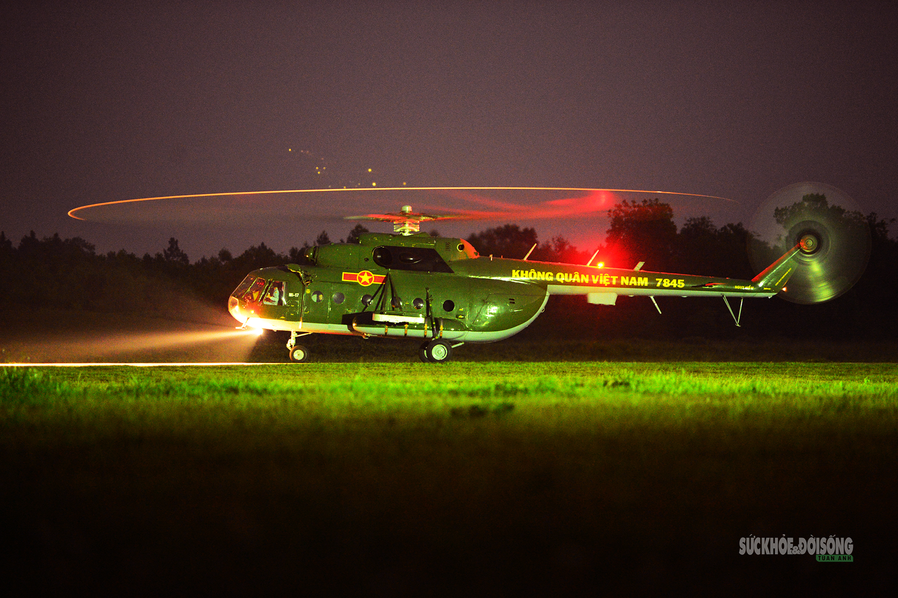 Khi trực thăng 'vẽ lửa' trên bầu trời đêm- Ảnh 14. Khi trực thăng 'vẽ lửa' trên bầu trời đêm- Ảnh 14.