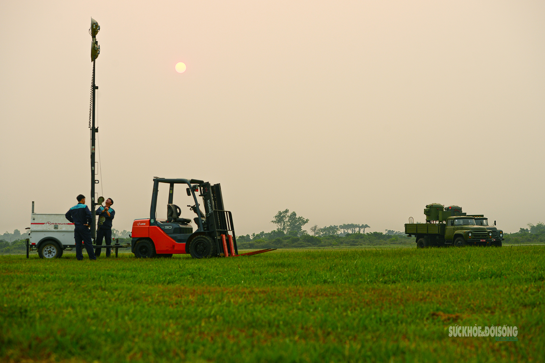 Khi trực thăng 'vẽ lửa' trên bầu trời đêm- Ảnh 9. Khi trực thăng 'vẽ lửa' trên bầu trời đêm- Ảnh 9.