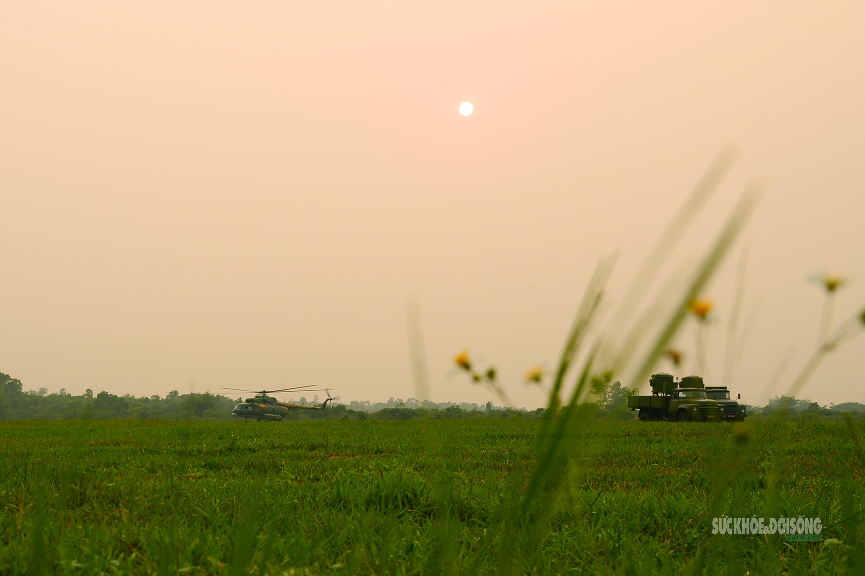 Khi trực thăng 'vẽ lửa' trên bầu trời đêm- Ảnh 5. Khi trực thăng 'vẽ lửa' trên bầu trời đêm- Ảnh 5.