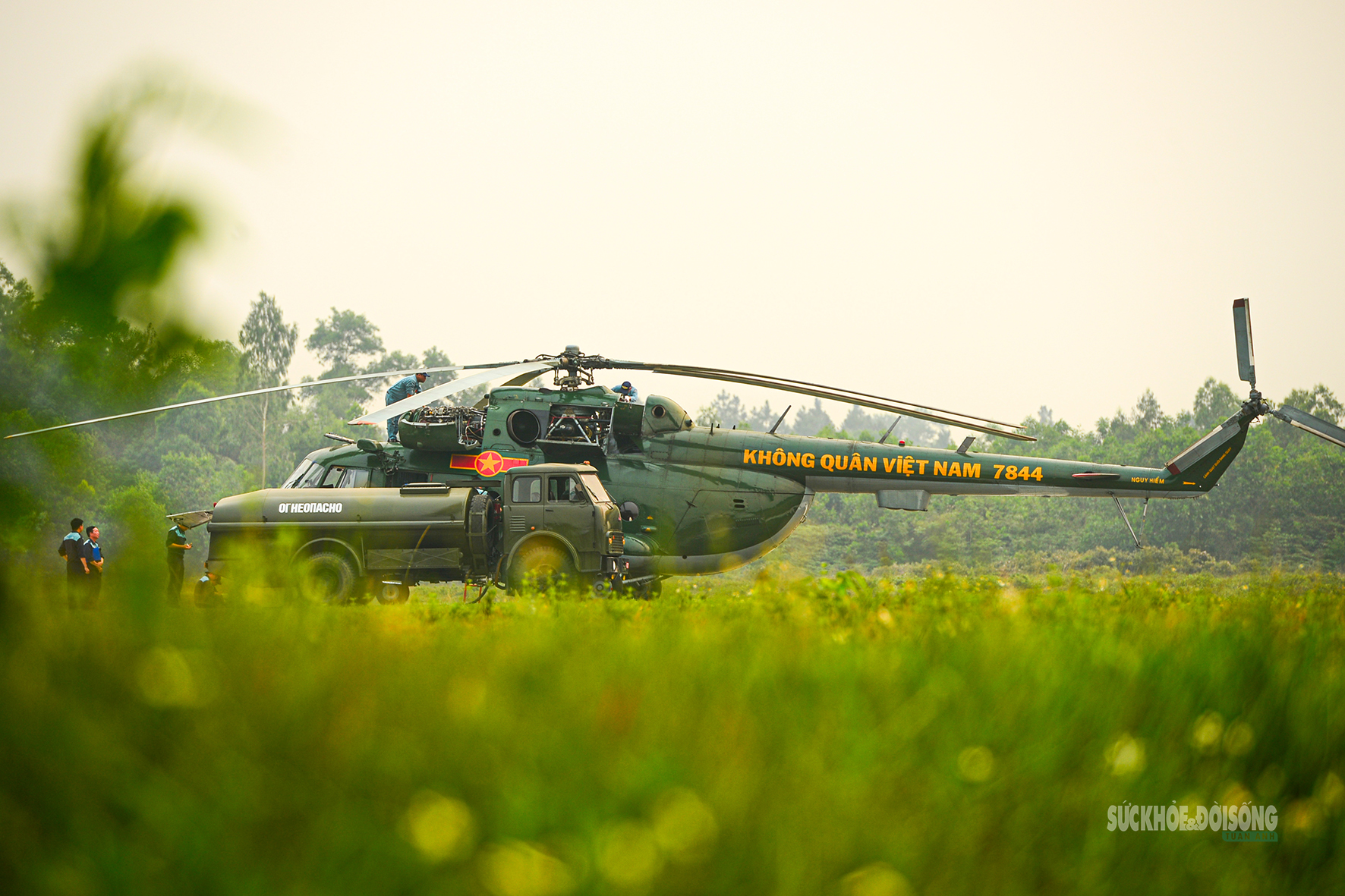 Khi trực thăng 'vẽ lửa' trên bầu trời đêm- Ảnh 3. Khi trực thăng 'vẽ lửa' trên bầu trời đêm- Ảnh 3.