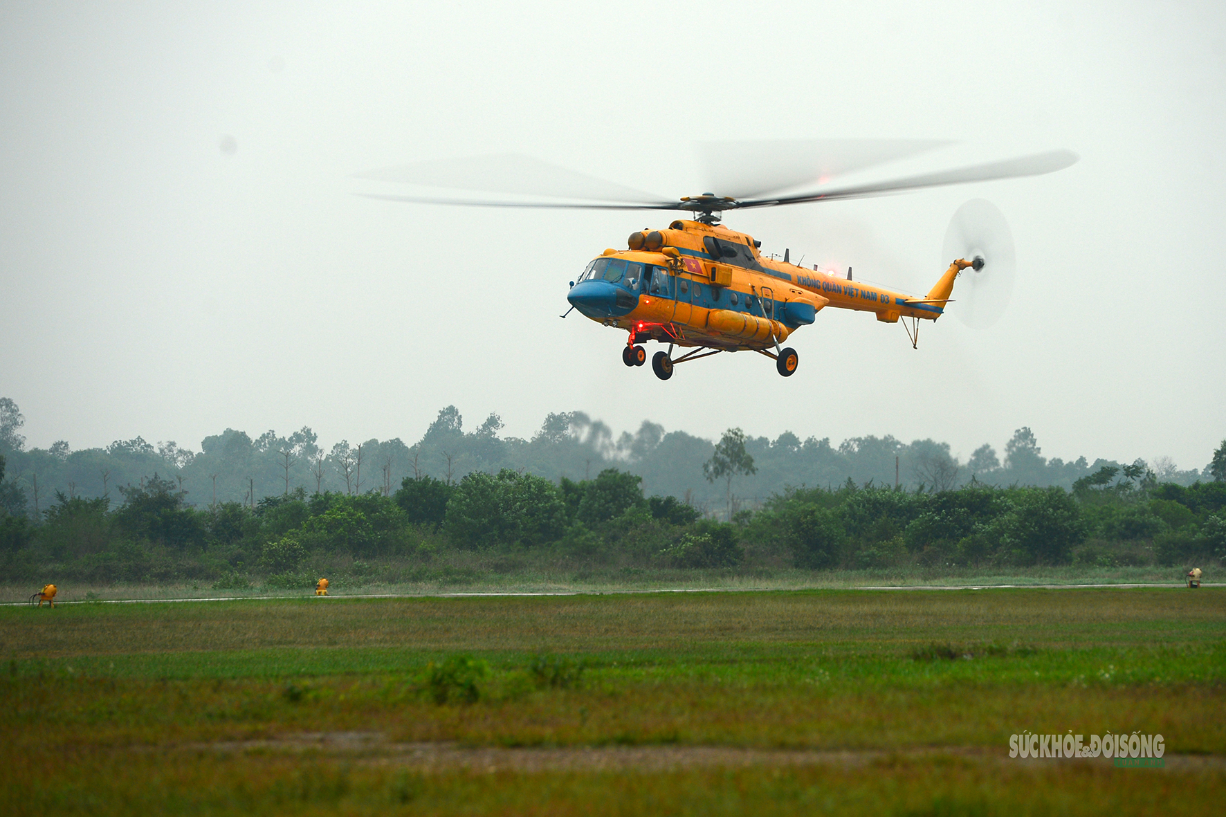 Khi trực thăng 'vẽ lửa' trên bầu trời đêm- Ảnh 10. Khi trực thăng 'vẽ lửa' trên bầu trời đêm- Ảnh 10.